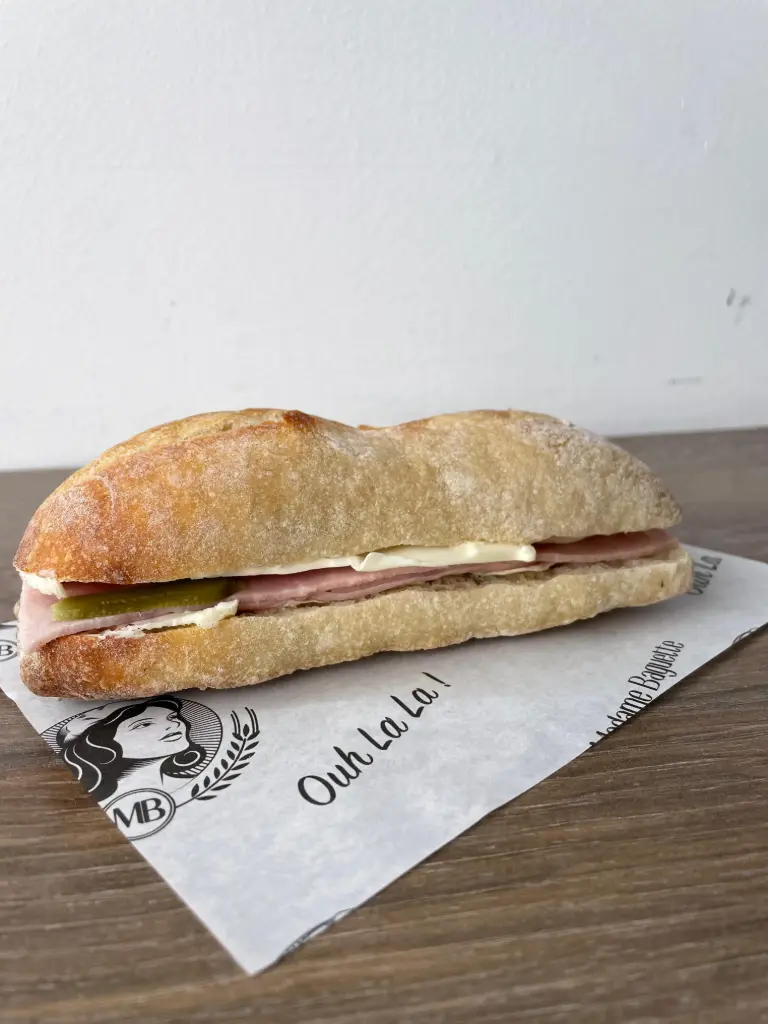 Sándwich de jamón y mantequilla